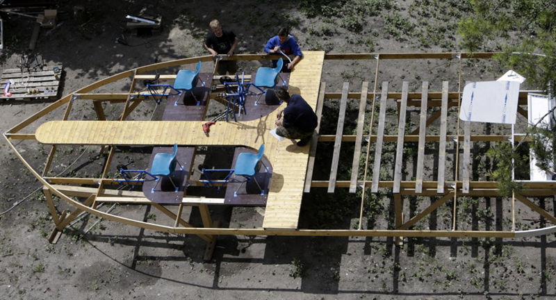 用塑料瓶DIY一艘船,并航行500英里--置顶表情