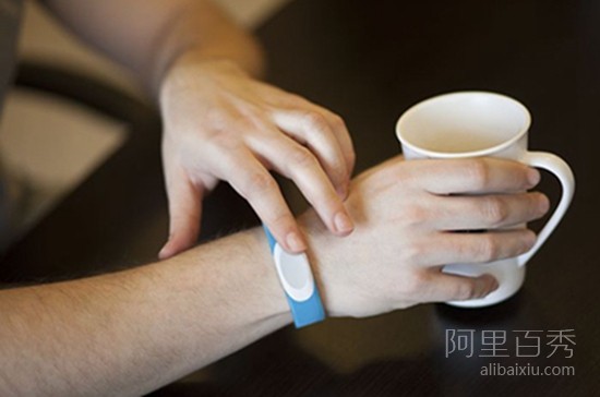 情侣智能感应手环,不在一起也能传递情感--置顶表情